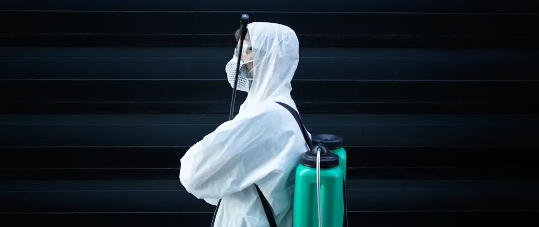 persona con traje desinfección